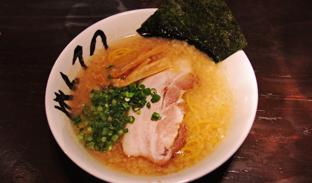 Суп с беконом и зеленью на столе 