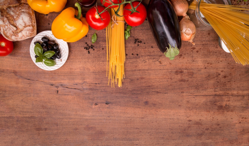 Спагетти с овощами на столе 