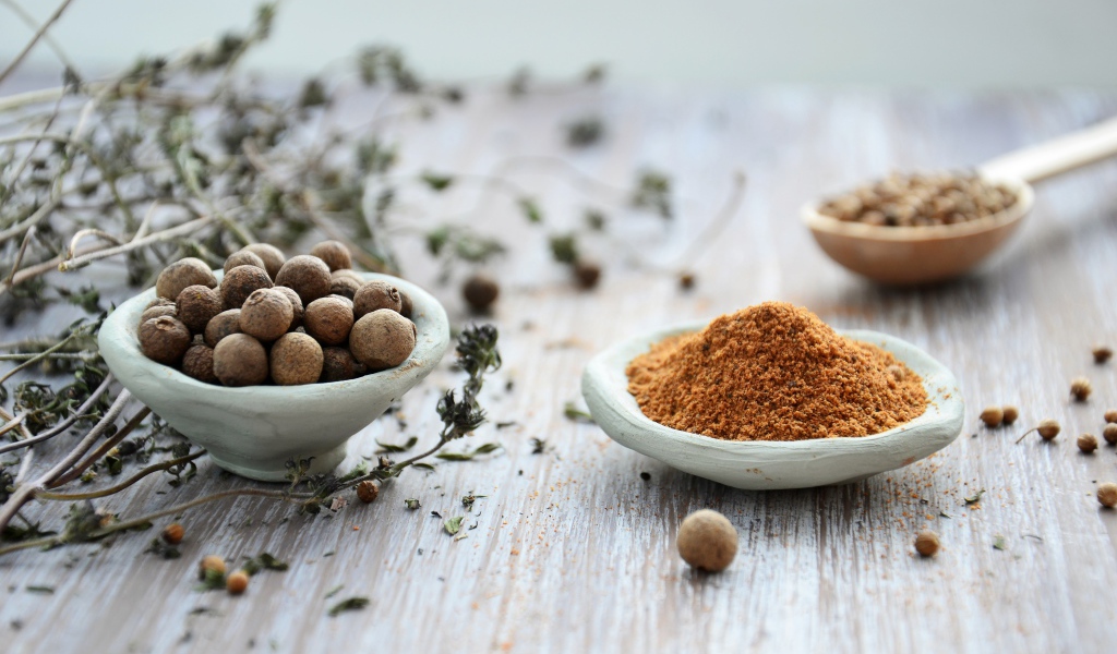 Специи на деревянном столе 