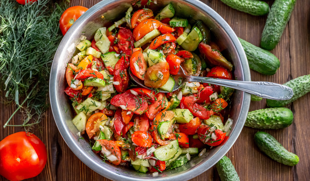 Весенний салат с помидорами и огурцами 