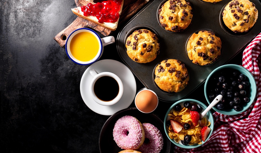 Сладкая выпечка на столе с кофе и соком