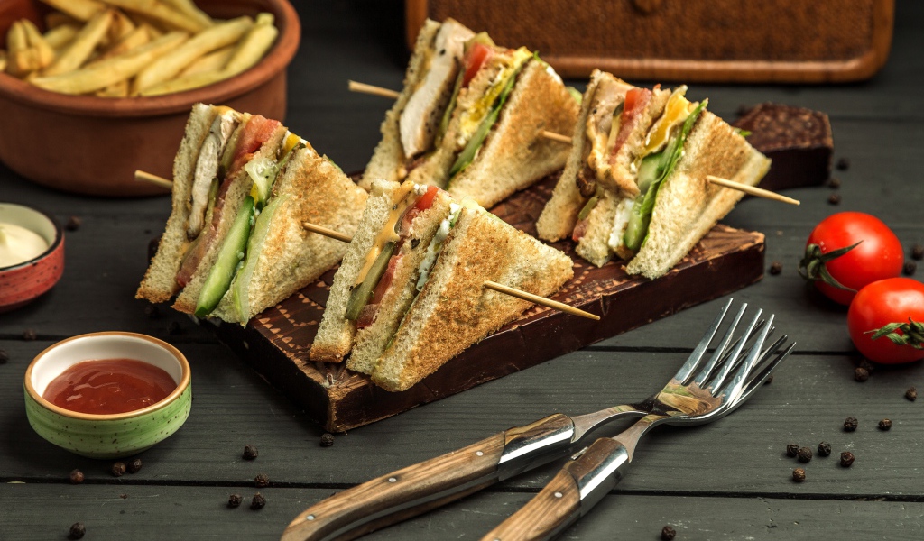 Вкусные сэндвичи с хрустящим хлебом