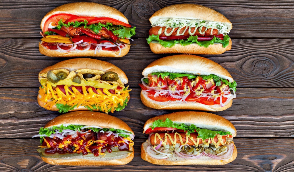 Вкусные хотдоги на деревянном столе