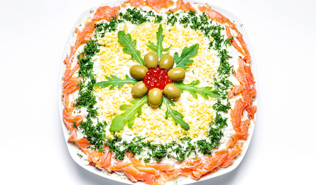 Вкусный салат с красной рыбой на белом фоне