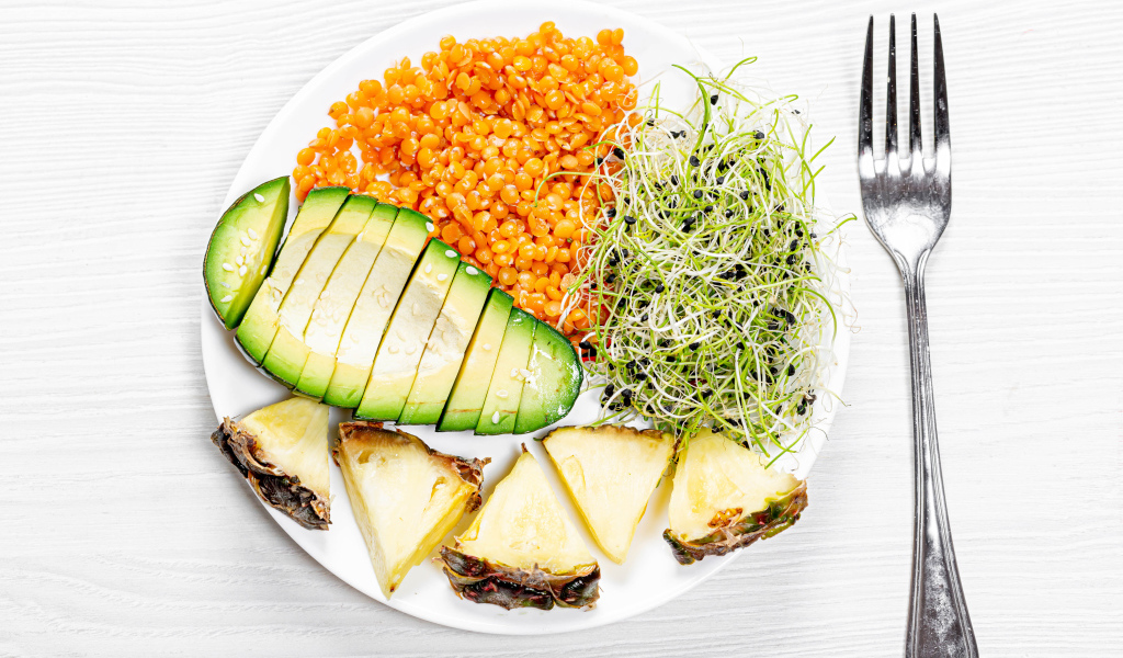 Вкусный завтрак для вегетарианца на белой тарелке