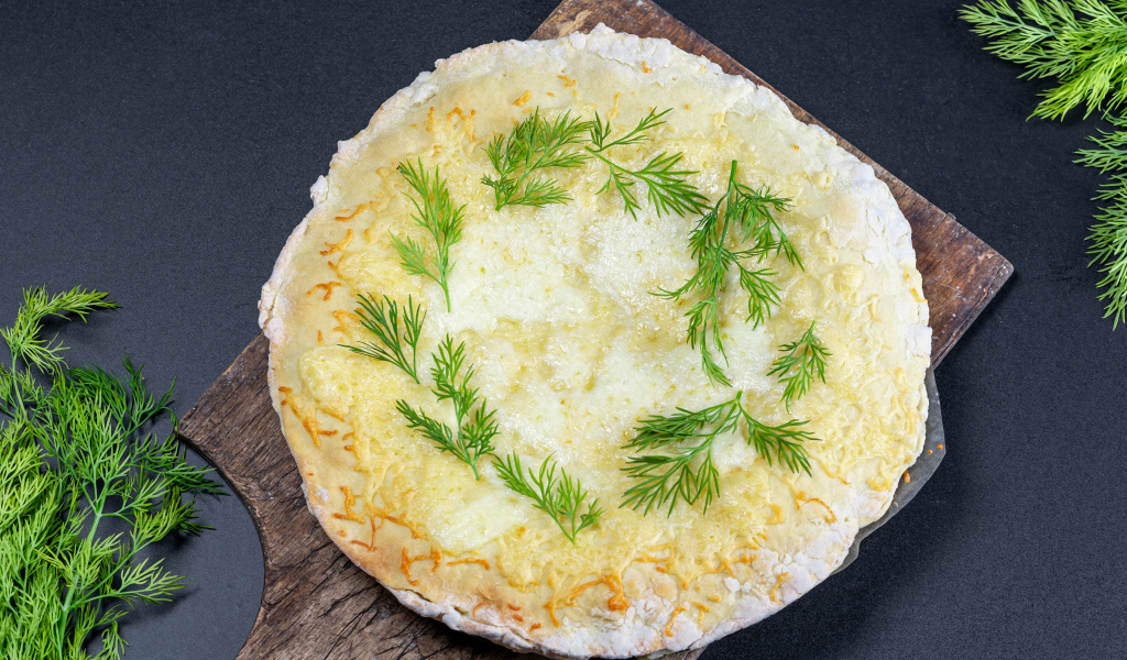 Тонкие блинчики с укропом на доске 