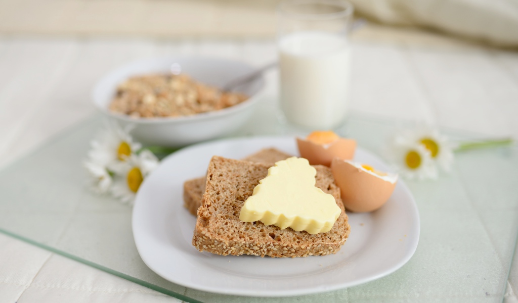 Тосты с сыром и вареными яйцами на тарелке 