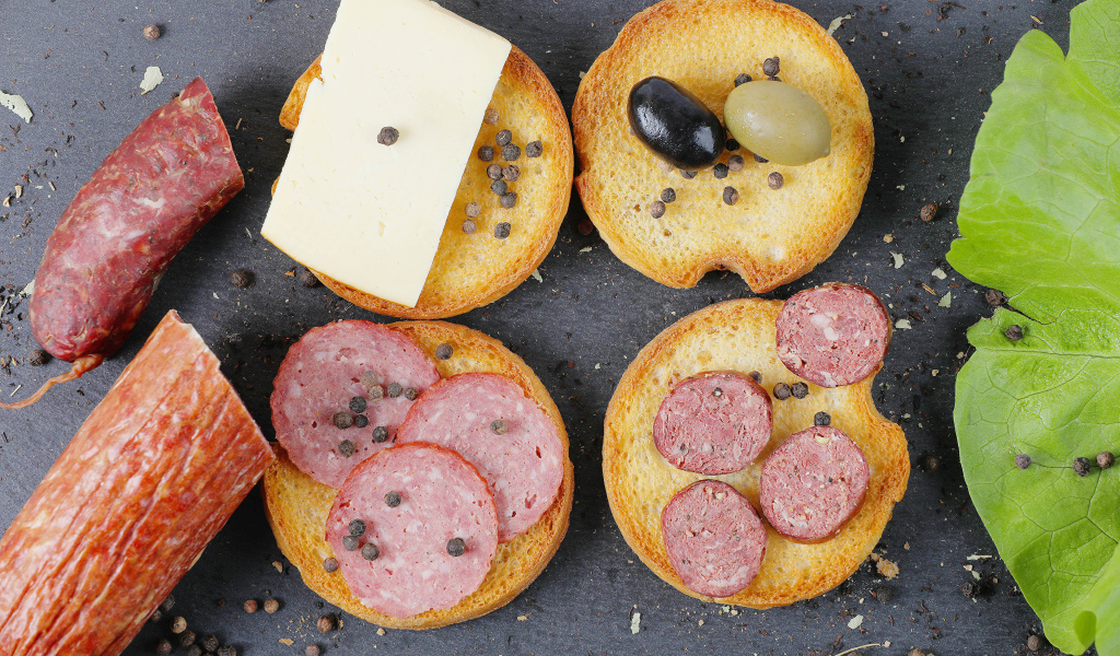 Тосты с колбасой, оливками и сыром