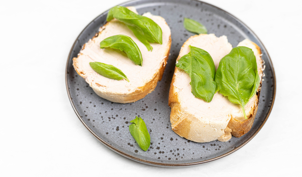 Два бутерброда с листьями базилика 