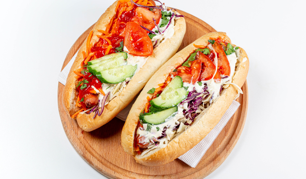 Два вегетарианских хот дога  на белом фоне 