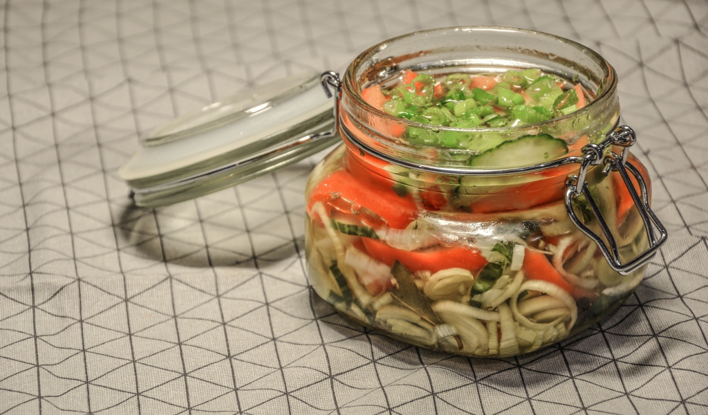 Салат из овощей в стеклянной банке 