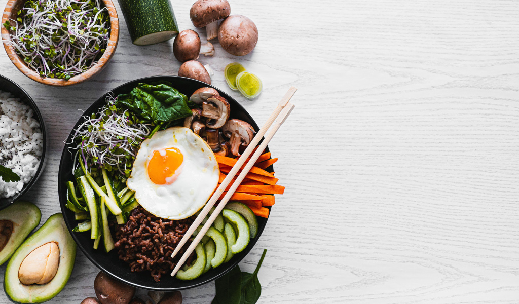 Овощи с яичницей на столе 