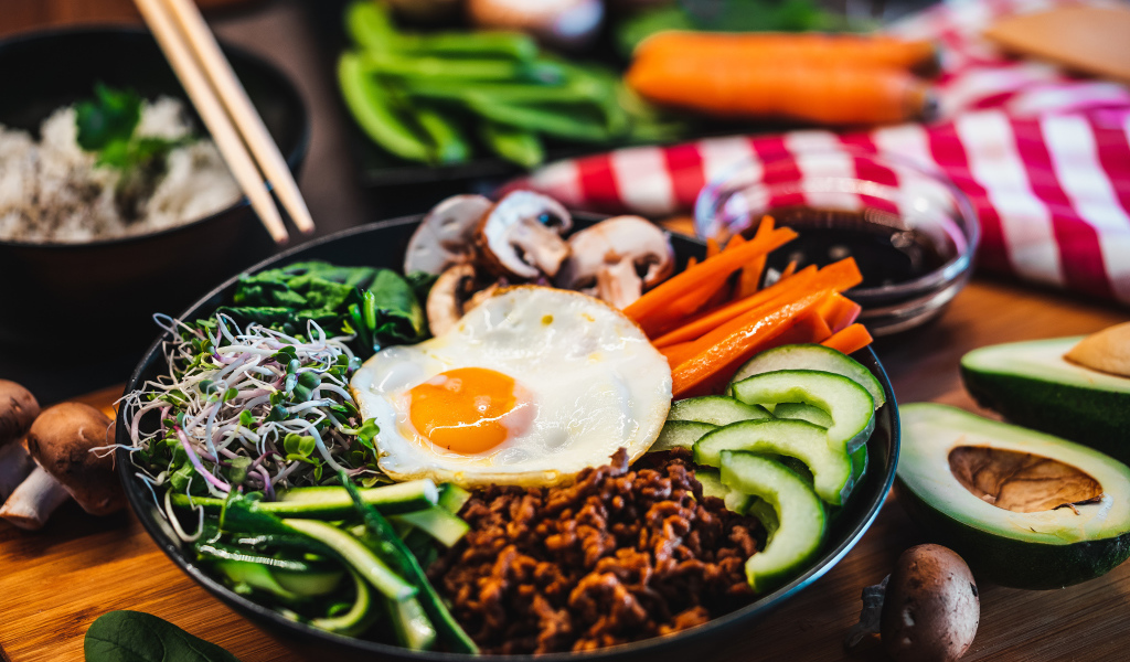 Вегетарианский завтрак на столе с овощами