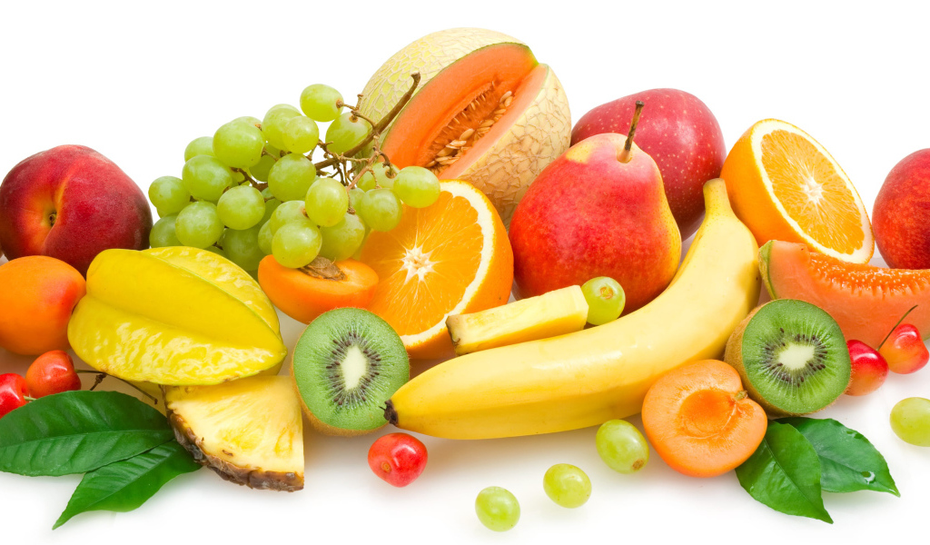 Аппетитное фруктовое ассорти на белом фоне