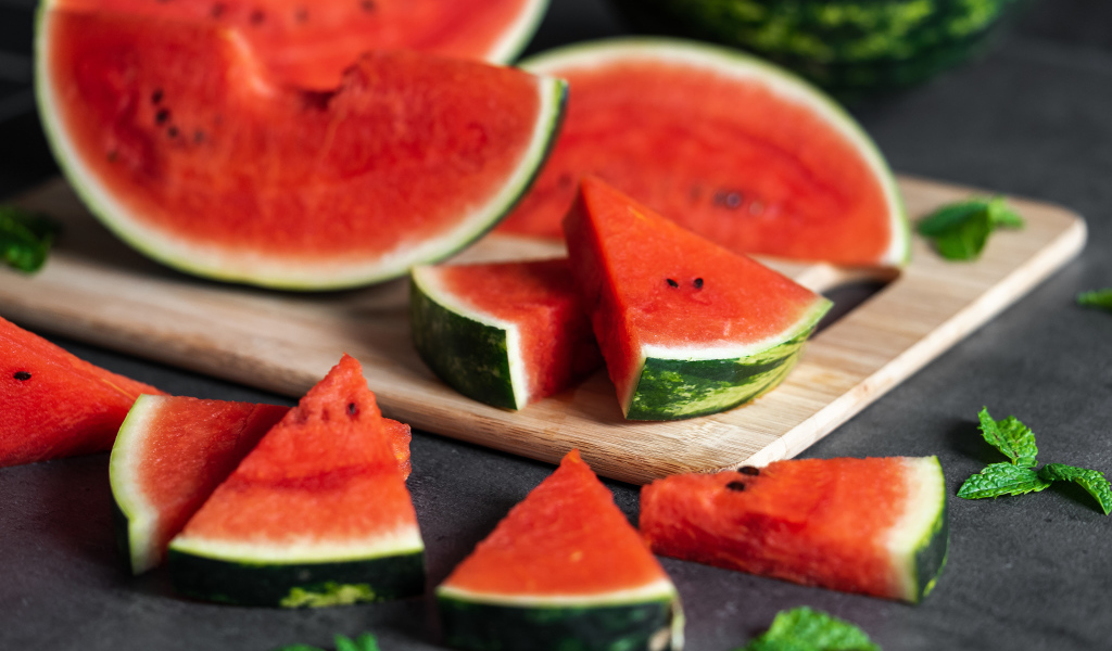 Аппетитный сочный арбуз кусочками на столе