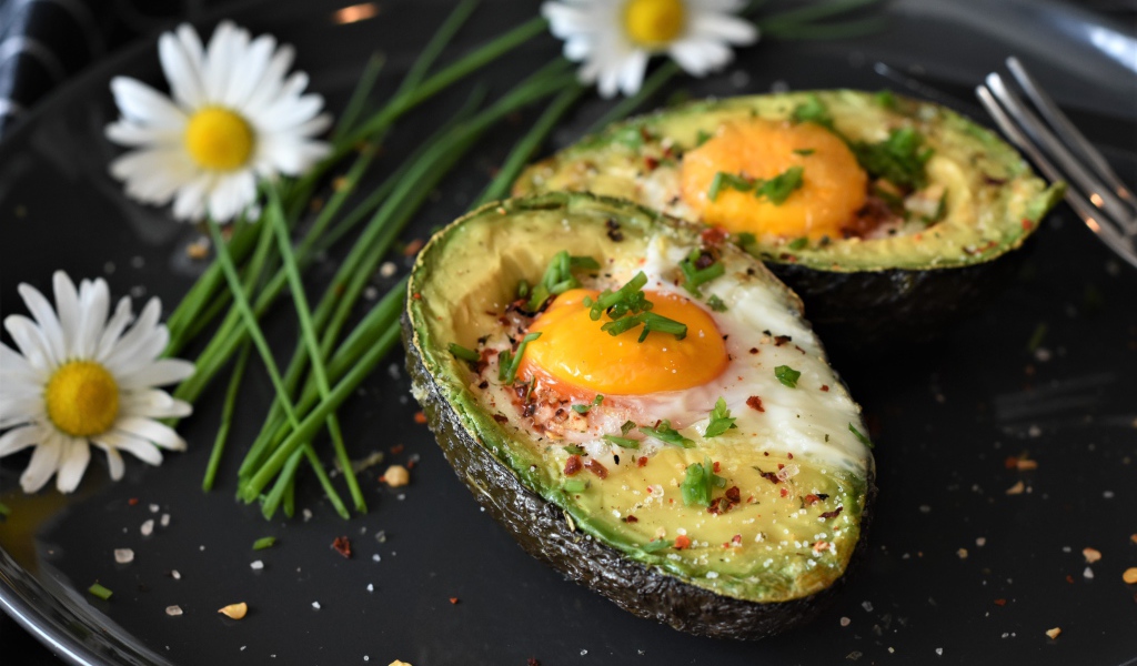 Запеченное авокадо с яичницей на сковороде 