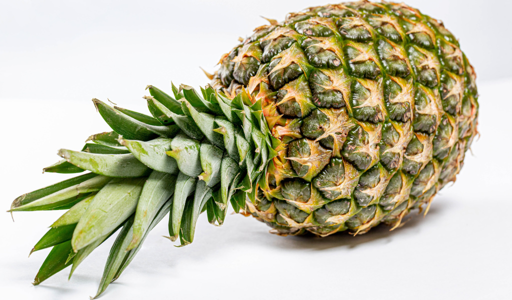 Большой спелый ананас на белом фоне