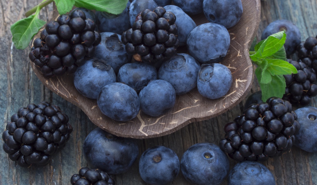 Ягоды черники и ежевики на столе 