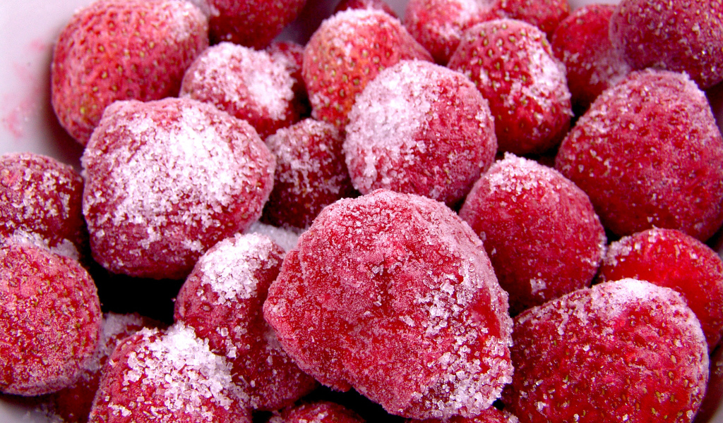 Миска с замороженной клубникой  