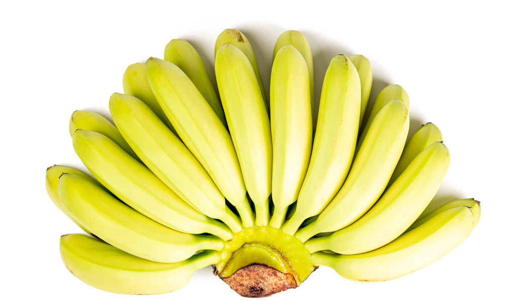Связка спелых бананов на белом фоне