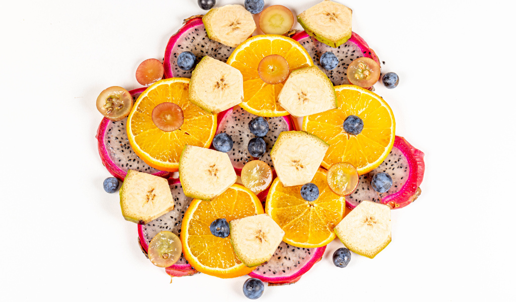 Цитрусовые фрукты с ягодами на белом фоне