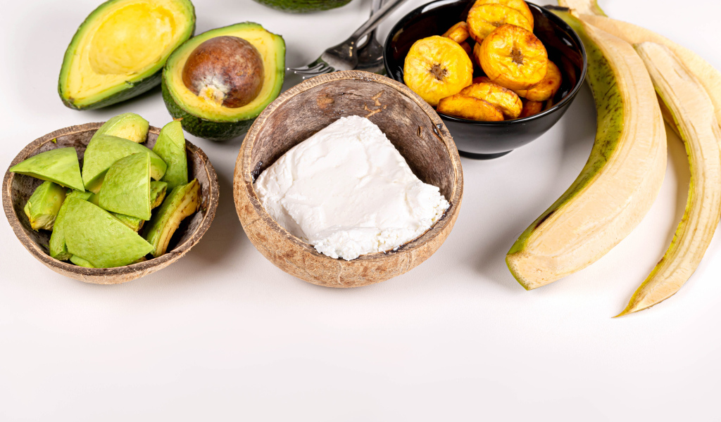 Творог, авокадо и банан на столе 