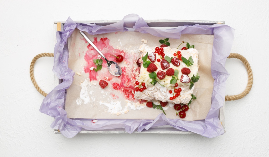 Творожная запеканка с ягодами на столе