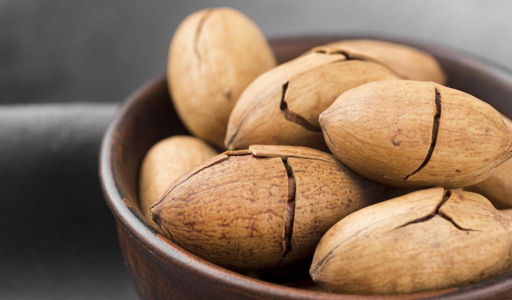 Треснувшие орехи пекан