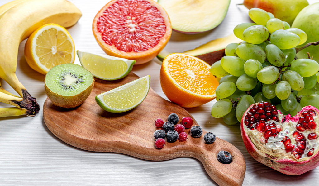 Вкусные цитрусовые фрукты и виноград на столе