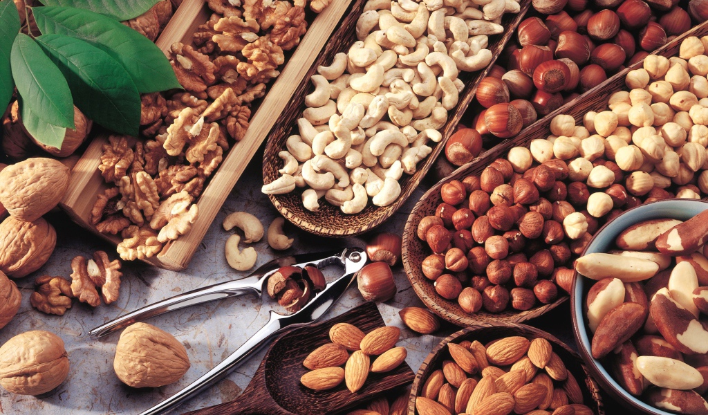 Различные виды орехов на столе 