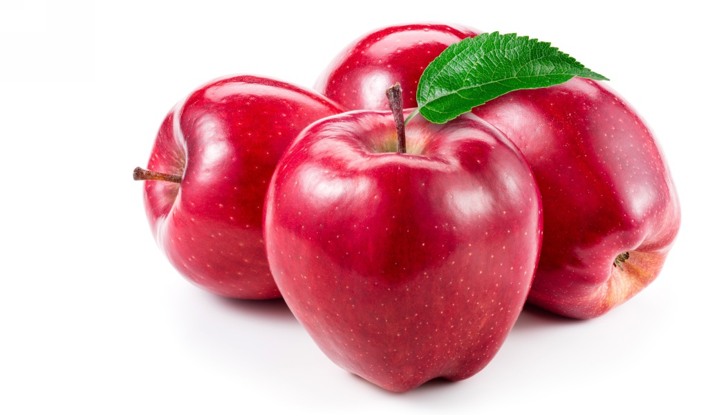 Четыре красных яблока крупным планом на белом фоне