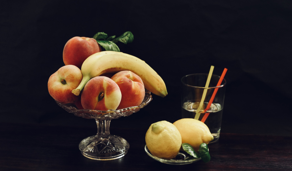 Свежие фрукты на столе с напитком
