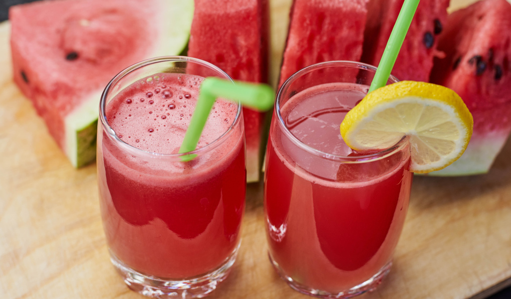 Свежий арбузный сок в стаканах на столе