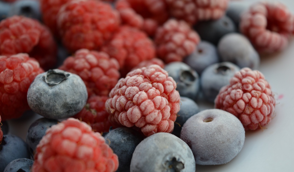 Замороженные ягоды черники и малины на столе