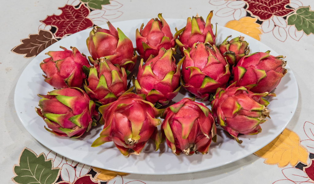 Фрукты питая на белой тарелке на столе