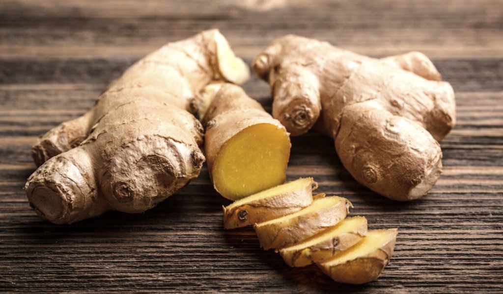 Корни имбиря на деревянном столе 