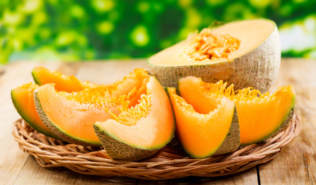 Сочная желтая дыня на столе 