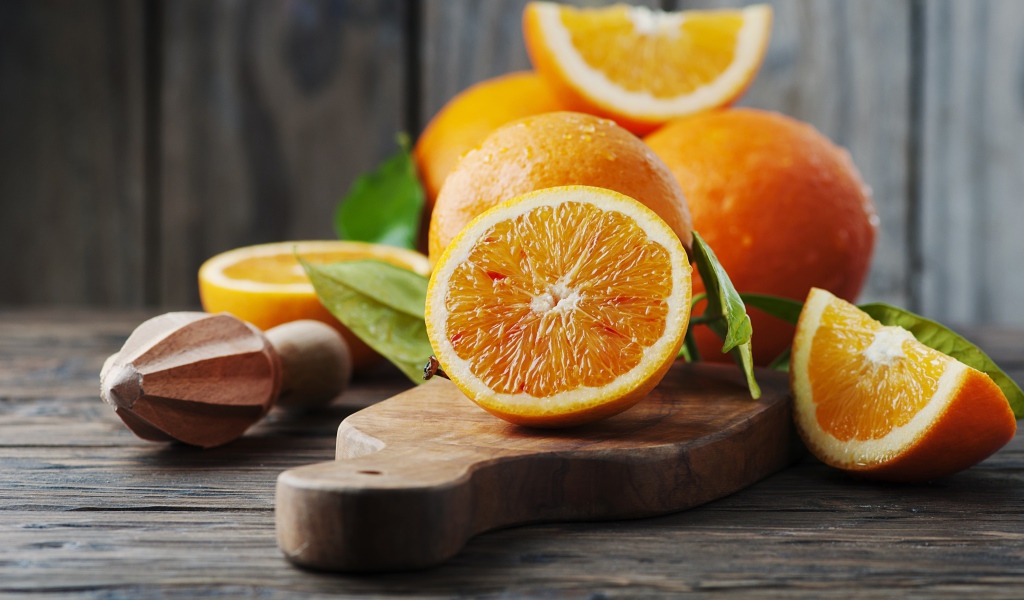 Большие спелые апельсины на доске 