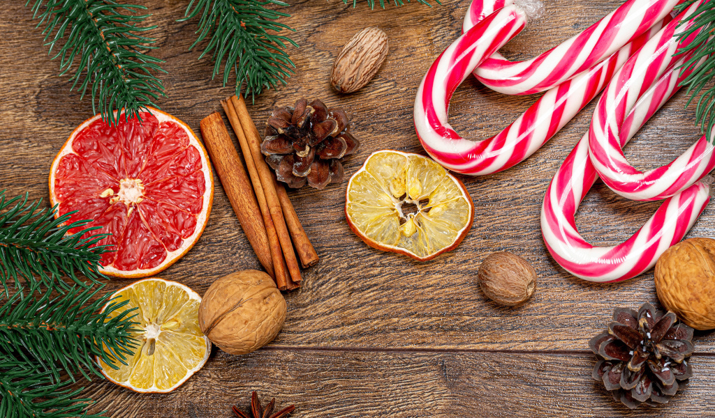 Леденцы на столе с орехами, корицей и апельсинами