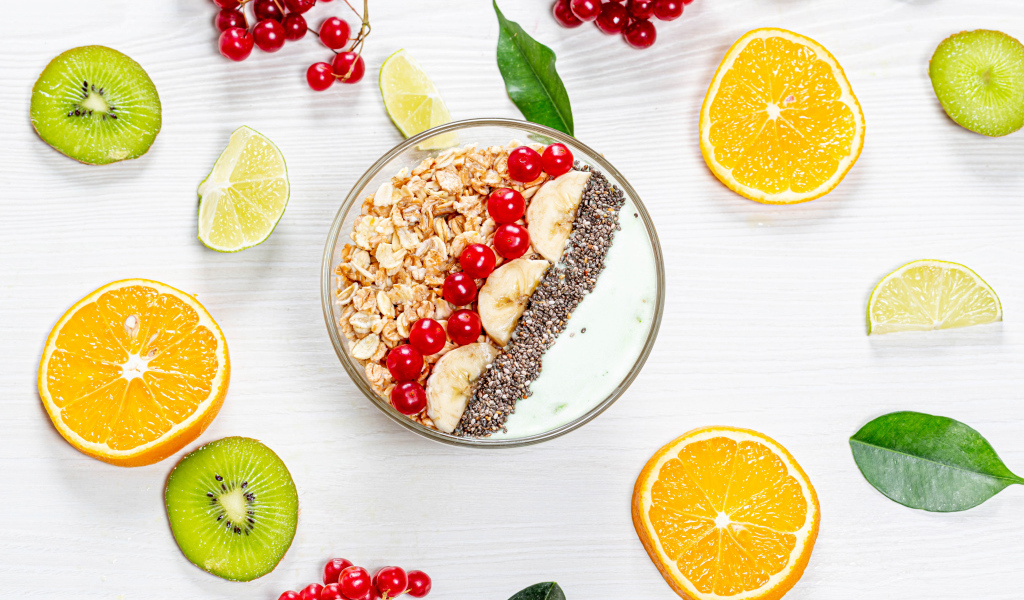 Мюсли на столе с калиной и цитрусовыми фруктами
