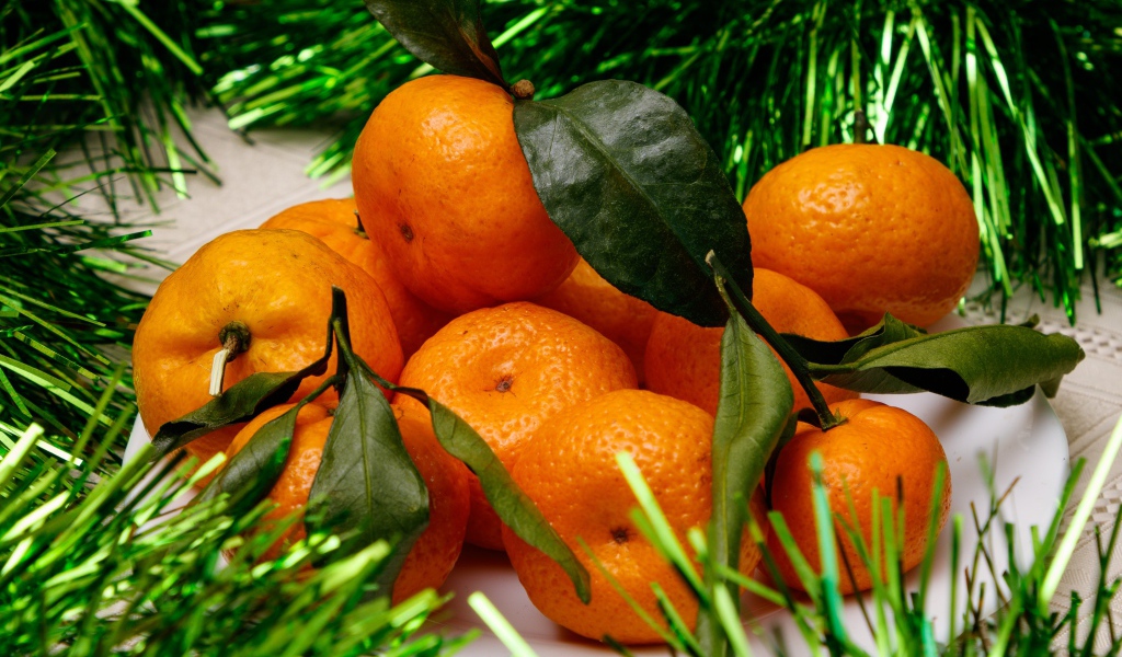 Оранжевые мандарины с мишурой 