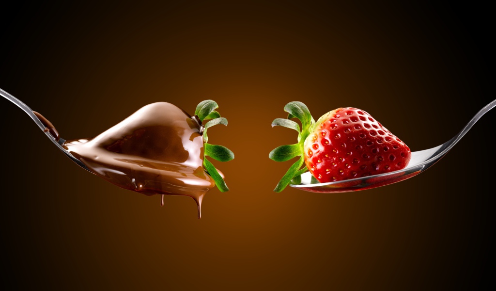 Красная клубника и в шоколаде на ложках 