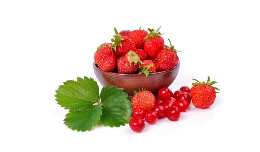 Красная клубника на белом фоне с ягодами китайской вишни 