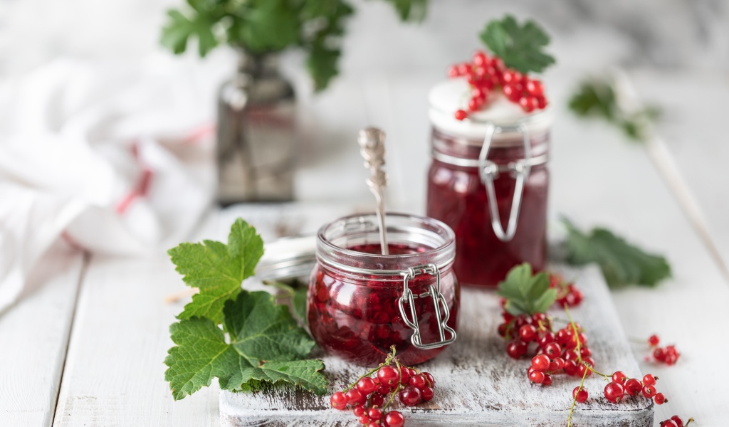 Варенье из красной смородины на столе со свежими ягодами