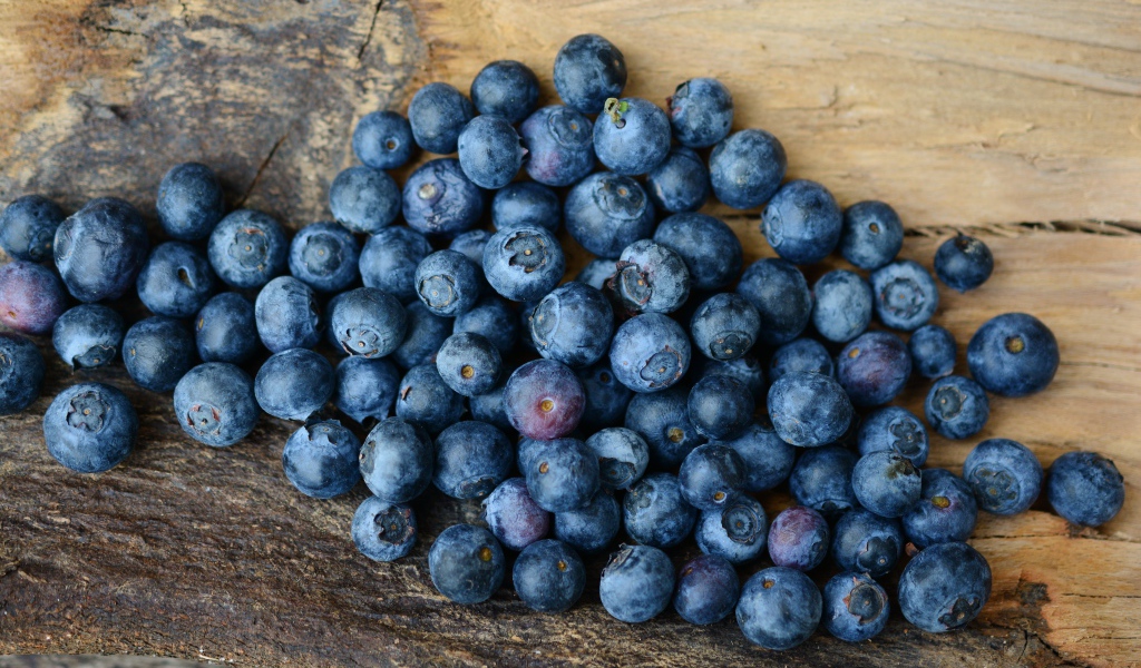 Спелая синяя ягода черника на столе крупным планом 