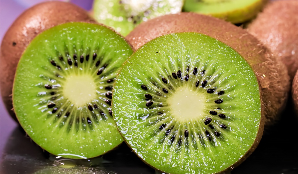 Спелые сочные кусочки киви 