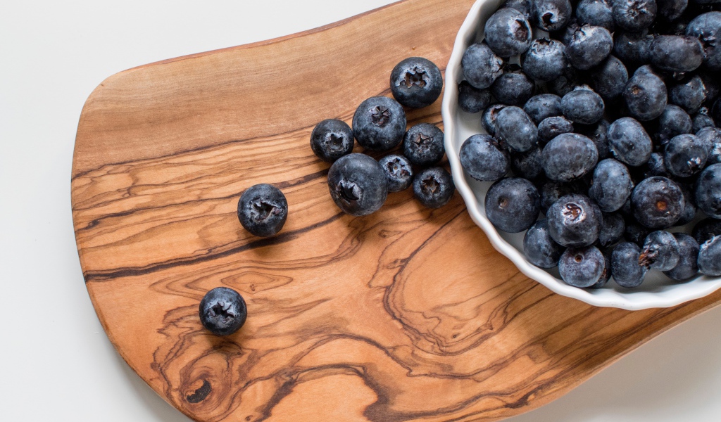 Спелые крупные ягоды черники на доске