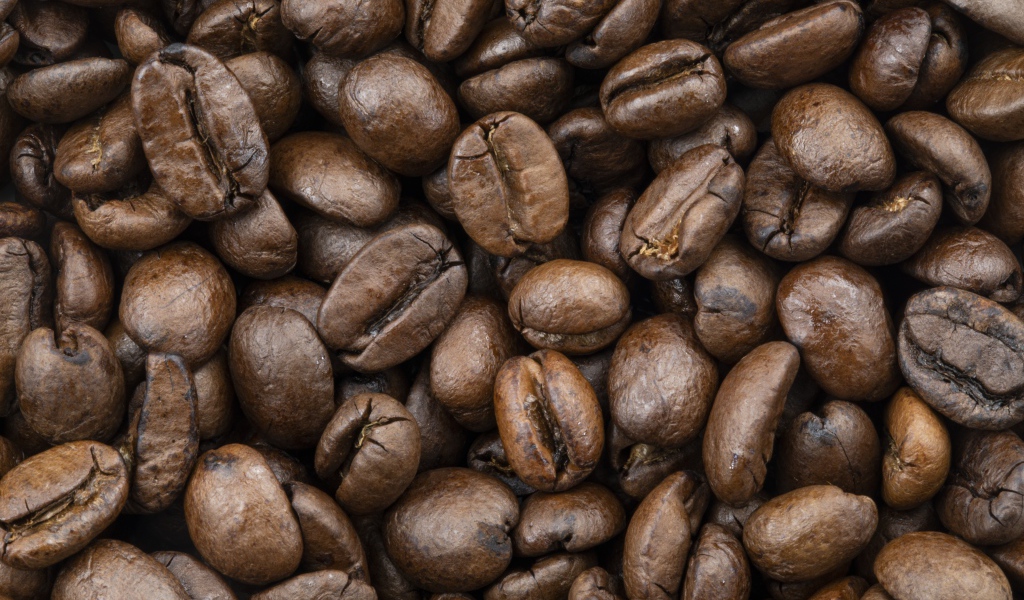 Жареные ароматные  кофейные зерна крупным планом