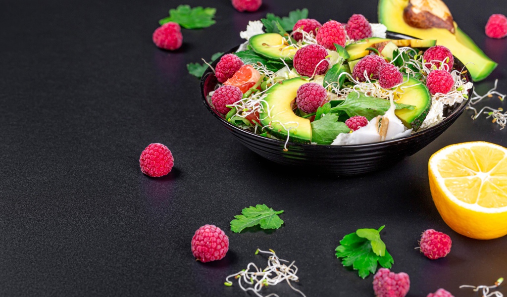 Салат из зелени, проросших зерен, малины и авокадо 