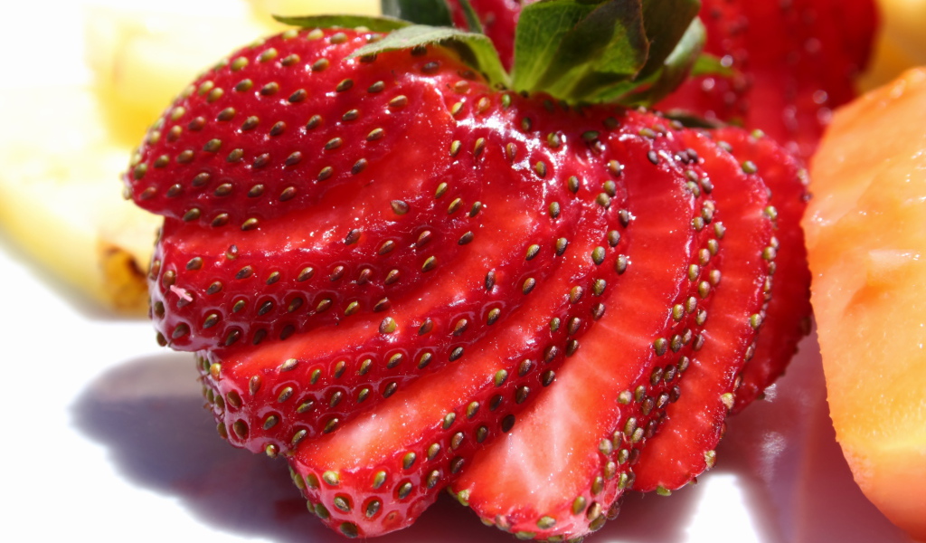 Нарезанная ягода спелой красной клубники 